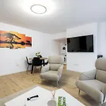 Апартаменти Breeze I One Bedroom Near Medicover Pipera Бухарест